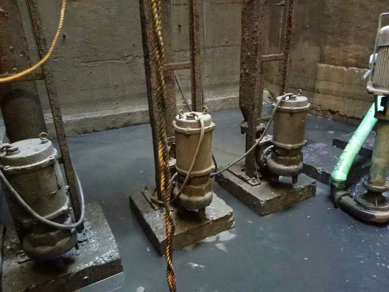 鹤峰污水池清理