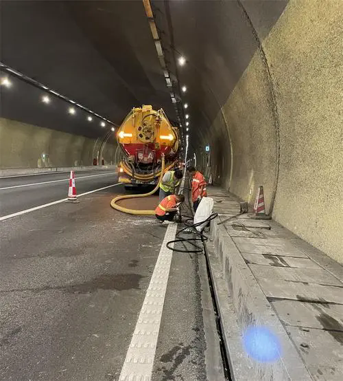 鹤峰隧道排水渠清淤